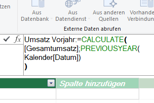 Screenshot von Excel mit DAX-Formel zur Berechnung von Umsatz Vorjahr mithilfe einer Zeitintelligenz-Funktion